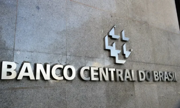 Chefes do Banco Central faziam jogo duplo para Vorcaro, diz PF