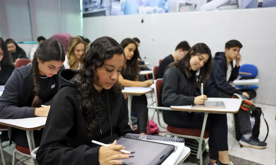 Estudantes do Pé-de-Meia podem escolher como investir benefício