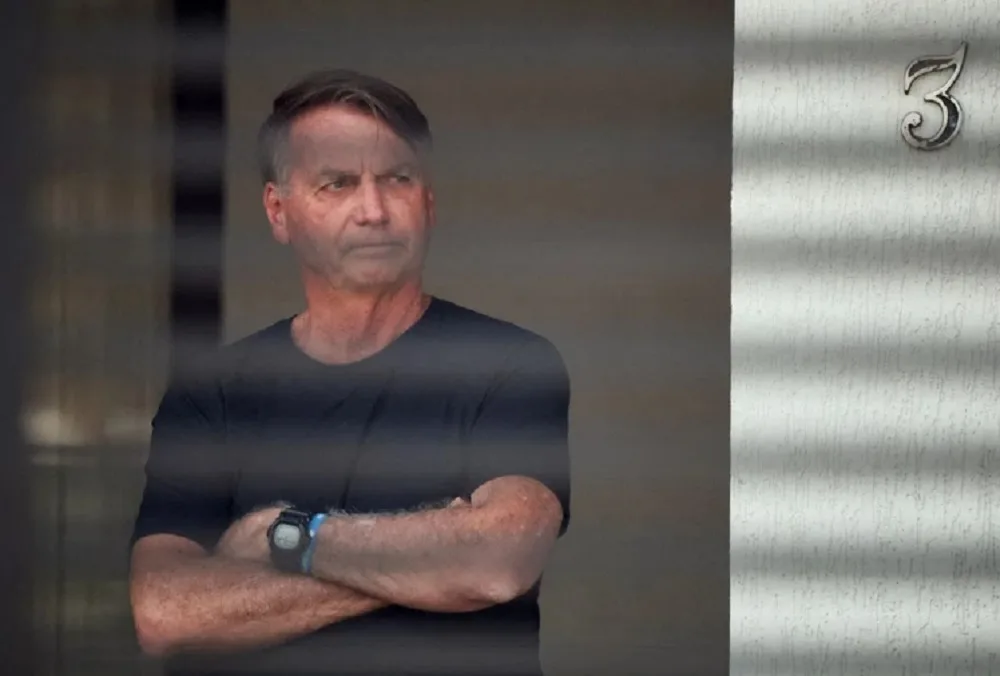 Defesa pede autorização do STF para que Bolsonaro possa operar ombro