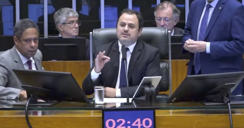 Ameaçado de cassação, Deputado Federal ocupa mesa da Câmara e é retirado à força