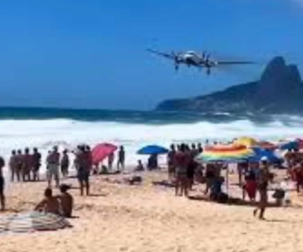 Avião de Pequeno Porte cai na praia de Copacabana, no Rio de Janeiro, Piloto é resgatado