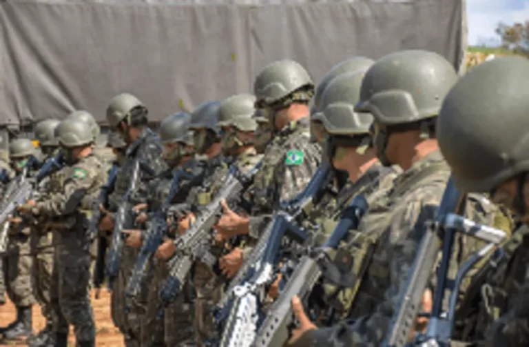 Exército do Brasil monitora situação em Caracas e mantém tropa na fronteira