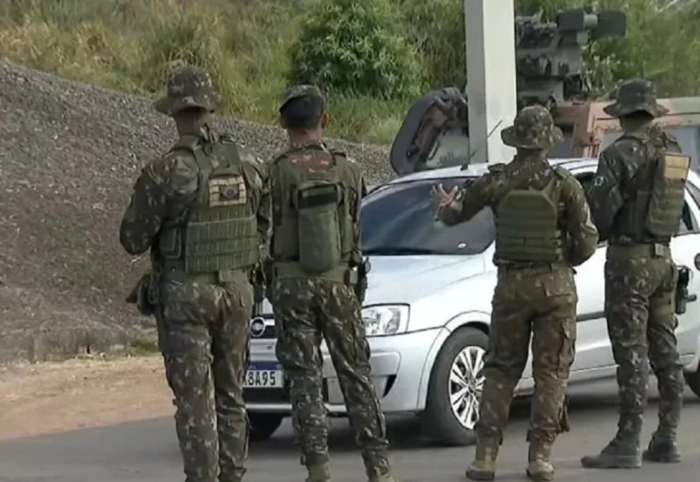 Militares venezuelanos retomam revistas na fronteira com Brasil