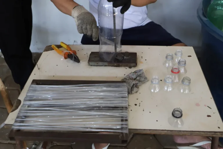 Mão de obra reeducanda produz 500 vassouras com material reciclável em Porto Velho
