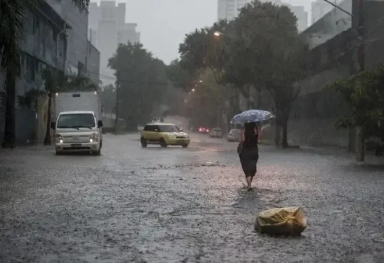 Ciclone extratropical se aproxima do Brasil e deixa estados em alerta