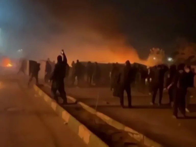 Cerca de 2 mil morreram em protestos no Irã, diz autoridade do país
