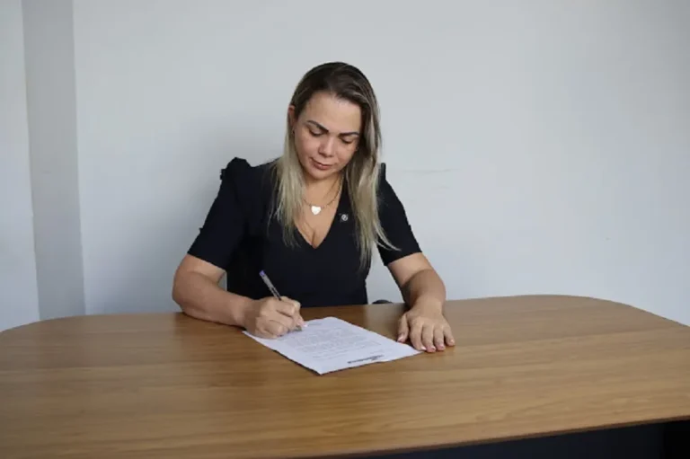 Van adaptada para idosos é garantida em Seringueiras com emenda de deputada Claúdia de Jesus