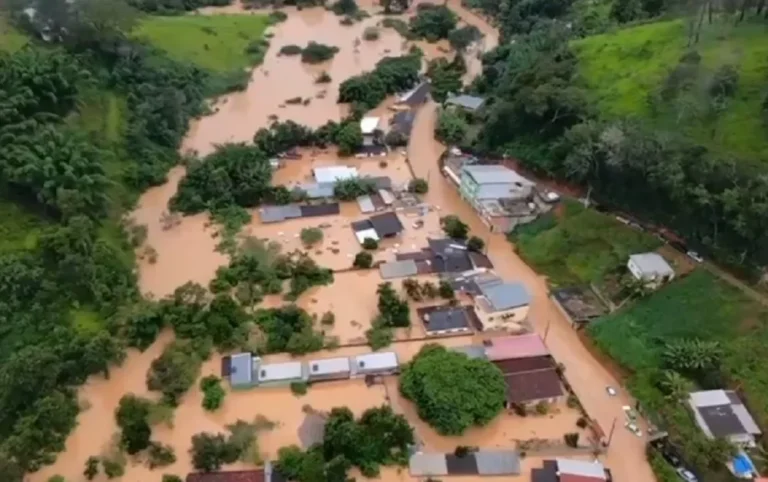 Chega a 54 o número de mortos pela chuva na Zona da Mata mineira; 15 seguem desaparecidos