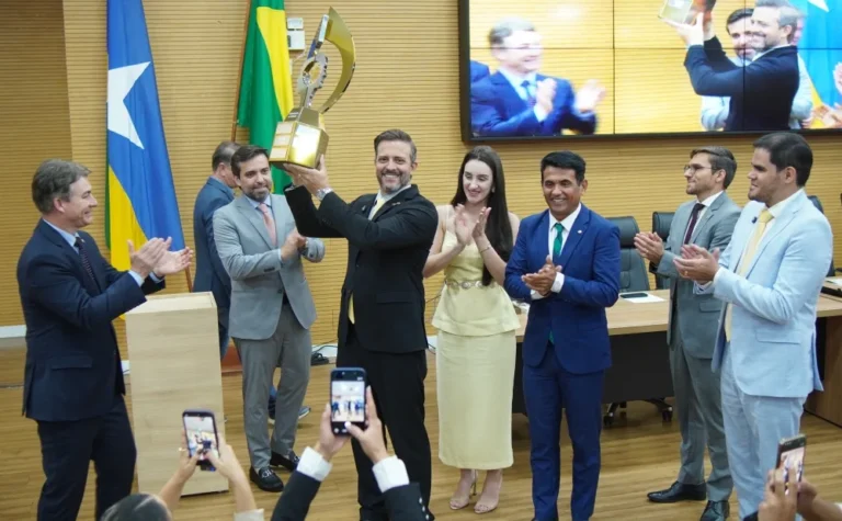 ALE/RO recebe troféu e selo Assembleia Cidadã por projeto inovador da CCJ