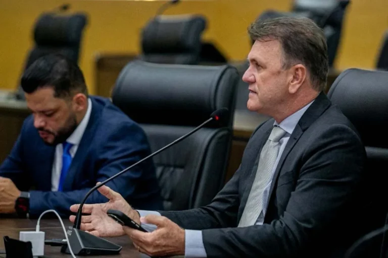 Deputado Luizinho Goebel indica construção de salas e auditório para Escola Gomes Carneiro, em Costa Marques
