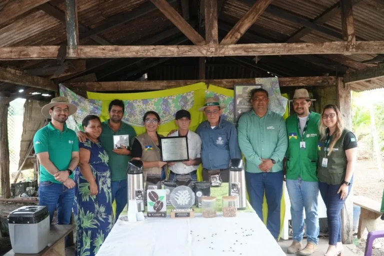 Sistema FAPERON/SENAR homenageia produtora e liderança rural durante visita em Itapuã do Oeste