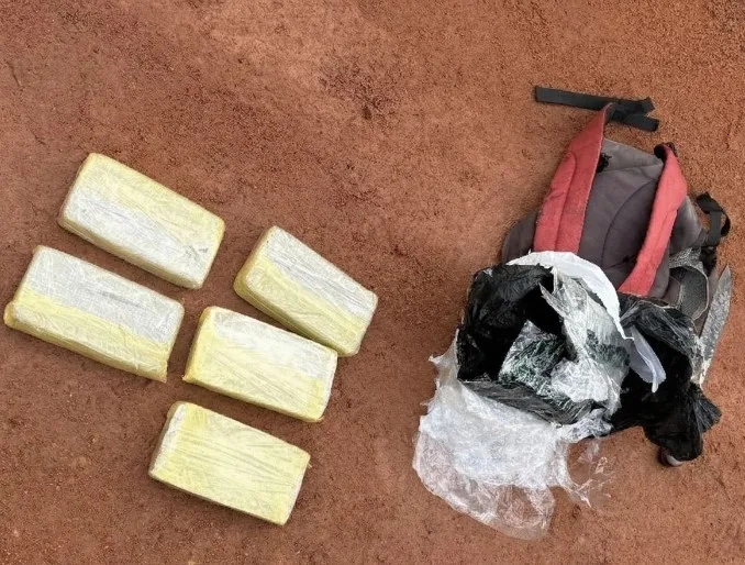 Suspeito é preso após fugir, bater em viatura e ser flagrado com 5 kg de cocaína em Rondônia
