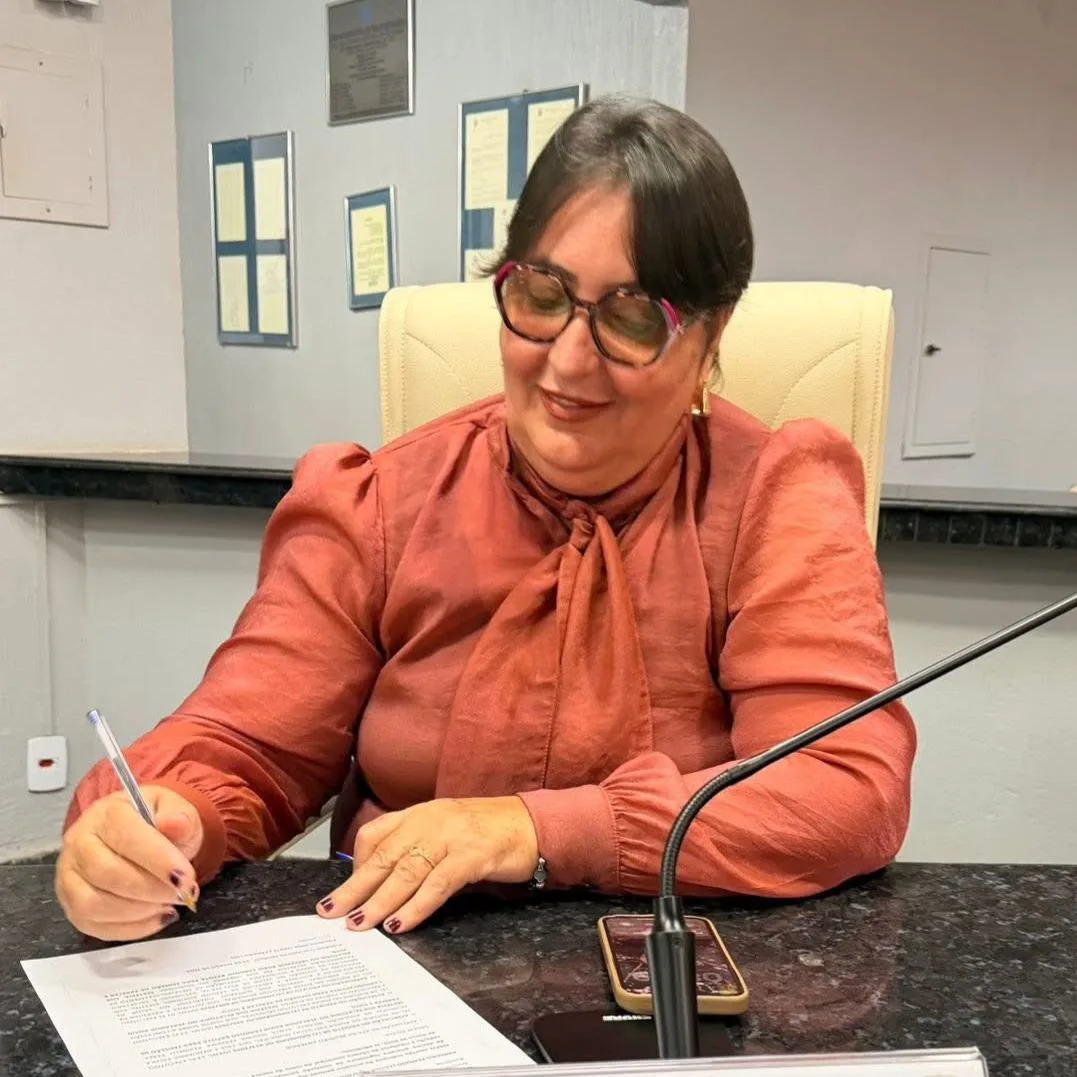 Atendendo antiga demanda da população, vereadora Janete Lins reivindica pavimentação asfáltica em ruas e avenidas próximas a delegacia e escola