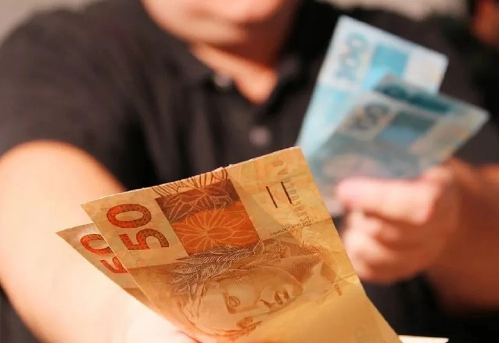 Aposentados e pensionistas do INSS começam a receber 13º nesta sexta