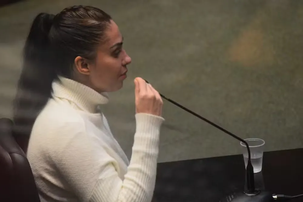 Monique Medeiros, mãe de Henry Borel, se entrega à polícia