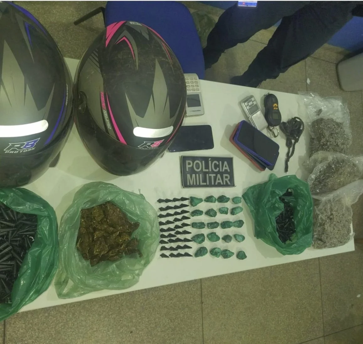AÇÃO DA PMRO NA OPERAÇÃO BRASIL CONTRA O CRIME ORGANIZADO APREENDE MAIS DE 2,2 KG DE DROGAS E 4 PESSOAS SÃO CONDUZIDAS POR TRÁFICO NO DISTRITO DE NOVO PLANO
